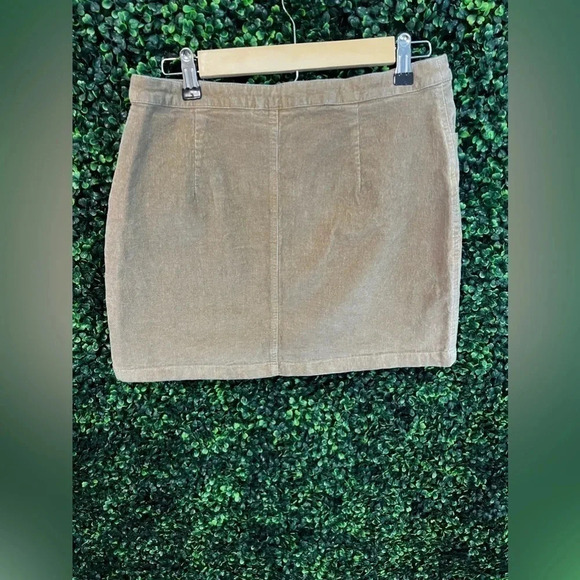 Boutique Mini Skirt - Large - Picture 4 of 7